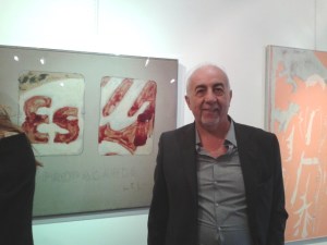 Giuseppe Falivene di fianco all'opera "Propaganda" di Schifano