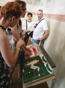 Elisa Begliomini illustra il totem