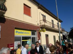 Il sindaco Bizzarri con i cittadini davanti alle Poste