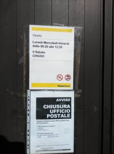 Il cartello sulle Poste di Montesanto
