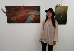 Rita Minelli davanti a due sue opere esposte a Idearte Gallery