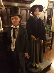 Alcuni manichini in mostra a Marfisa