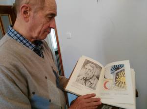 Alberto Dolcetti con un catalogo su de Chirico