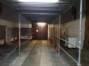 atrio entrata da c.so giovecca con impalcature