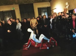 manichini e pubblico (inaugurazione)