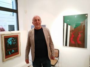 Giuseppe Falivene davanti a due delle opere in mostra