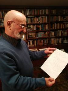 Aisembeg mentre ci mostra la lettera che Piazzolla gli scrisse nell'85