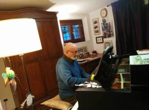 Aisemberg al piano nella sua casa (2)