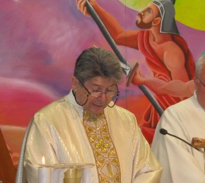 Mons. Bentivoglio durante la messa in carcere per il suo 50° - Copia