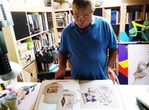 Lorenzo Montanari mentre mostra alcune sue creazioni