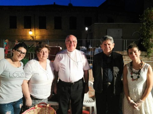 Mons. Perego, Mons. Antonio Bentivoglio e alcune volontarie