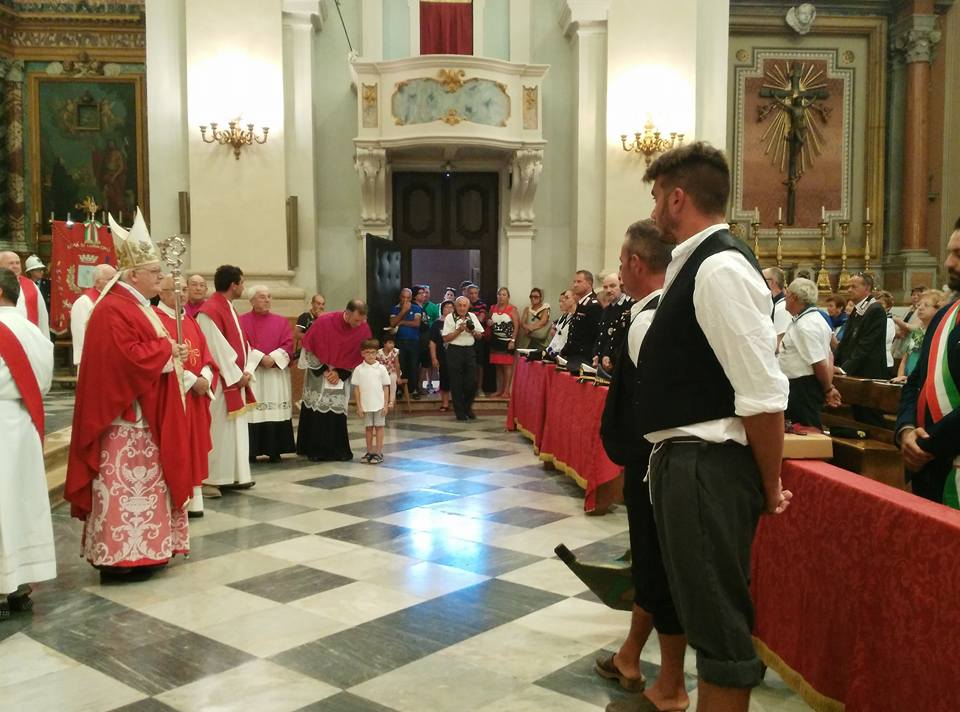 Mons. Perego prima della benedizione dell'imbarcazione