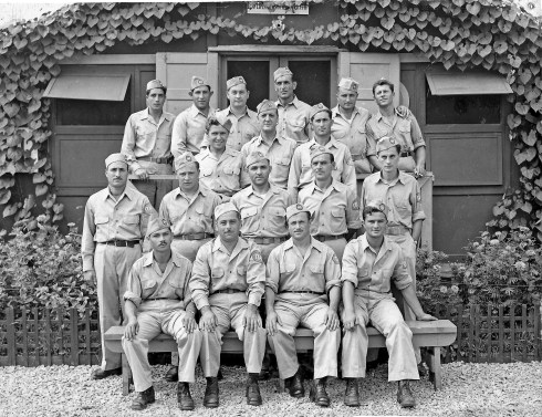 Alcuni prigionieri dell'82ma compagnia e un ufficiale americano al centro in terza fila, a Letterkenny