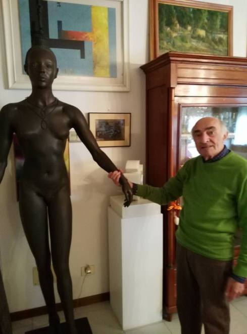 Melotti nella sua casa insieme a una scultura di Attardi