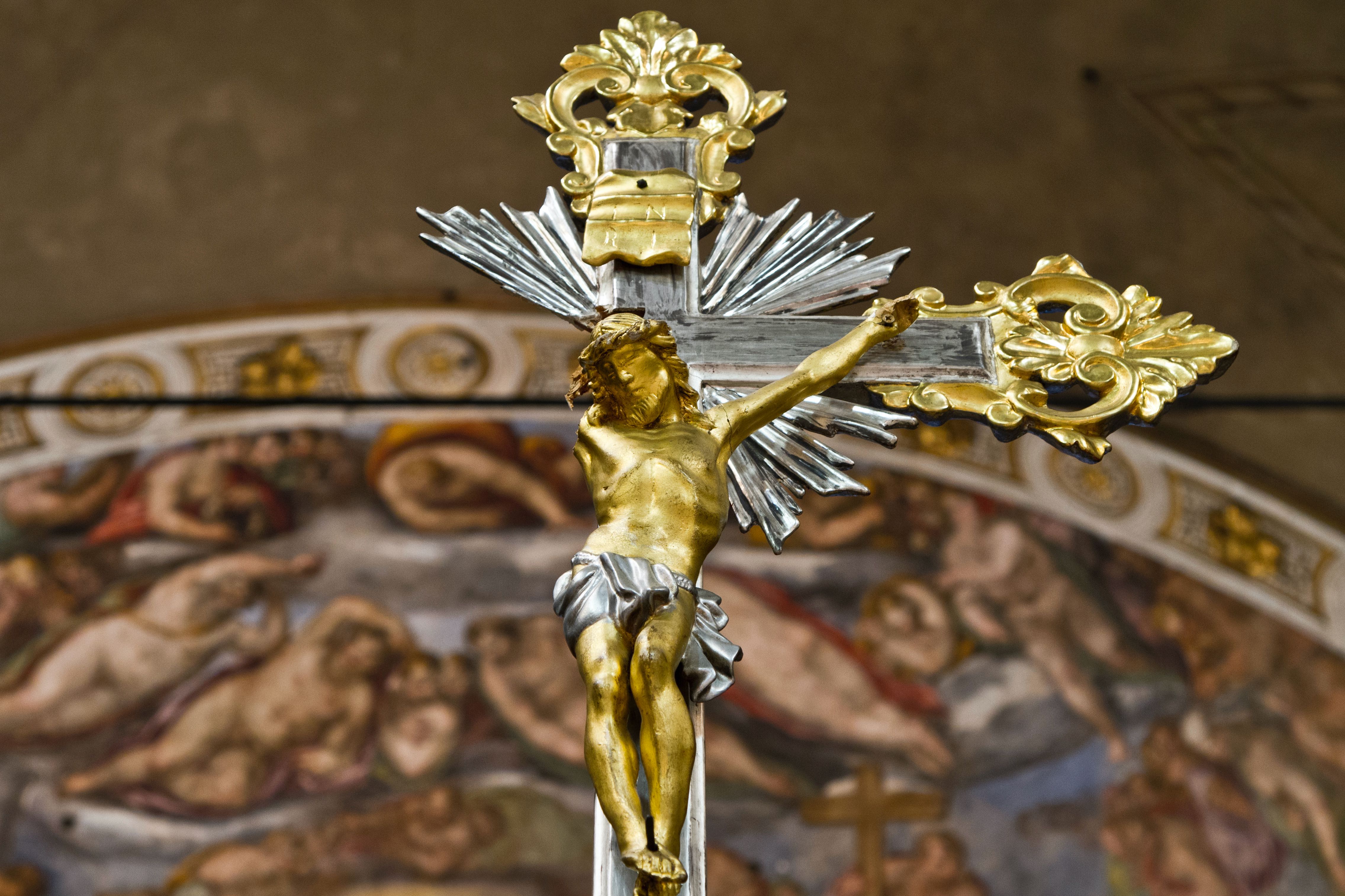 F 2 - crocifisso rotot nel sisma 2012